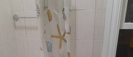 مجففات شعر، مراحيض شطف، مناشف، صابون