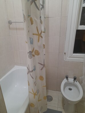 Sèche-cheveux, bidet, serviettes fournies, savon