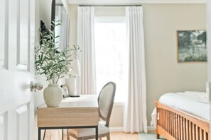 3 bedrooms, desk, iron/ironing board, travel crib - Curated Duke Retreat • Minutes to DPAC, downtown • Espresso, Eco+, Fire Pit (Durham)