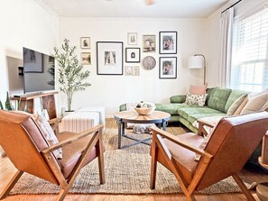 Smart TV, fireplace, books - Luxe } Coffee Bar! Minutes to Duke & downtown, Eco+ Family friendly + Fire pit (Durham)