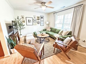 Smart TV, fireplace, books - Luxe } Coffee Bar! Minutes to Duke & downtown, Eco+ Family friendly + Fire pit (Durham)