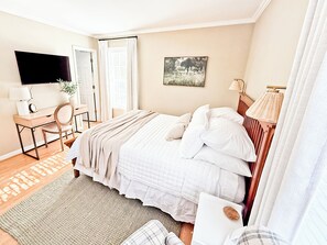 3 habitaciones, escritorio y tabla de planchar con plancha 