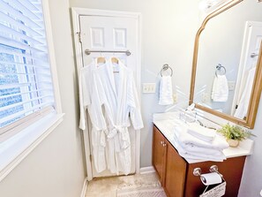 Secadora de cabello, toallas, jabón, shampoo 