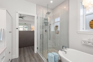House - Lakefront Luxury in Warm Osoyoos (Osoyoos)