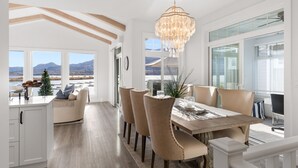 House - Lakefront Luxury in Warm Osoyoos (Osoyoos)