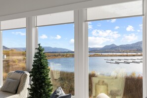 House - Lakefront Luxury in Warm Osoyoos (Osoyoos)