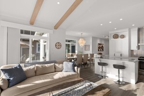 House - Lakefront Luxury in Warm Osoyoos (Osoyoos)
