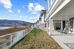 Room - Lakefront Luxury in Warm Osoyoos (Osoyoos)