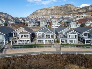 Room - Lakefront Luxury in Warm Osoyoos (Osoyoos)