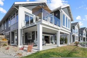Room - Lakefront Luxury in Warm Osoyoos (Osoyoos)
