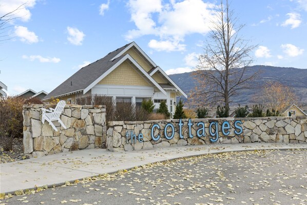 Room - Lakefront Luxury in Warm Osoyoos (Osoyoos)