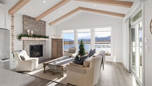 House - Lakefront Luxury in Warm Osoyoos (Osoyoos)