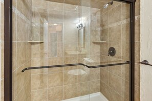 Douche, serviettes fournies