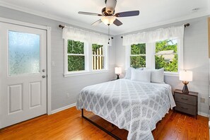 2 bedrooms, free WiFi, bed sheets - Charming Frisco Cottage | Deck, Porch & Beach Vibes (Frisco)