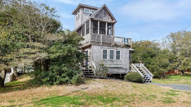 Un bâtiment en bois doté d’un balcon et d’une enseigne indiquant « Station Loxout n° 1 ».