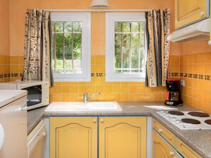 Fridge, microwave, dishwasher, cookware/dishes/utensils