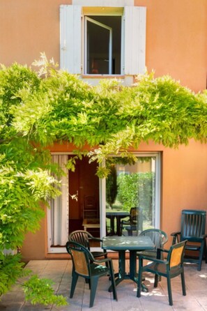 Outdoor dining - Les Mazets by Interhome (Arles)