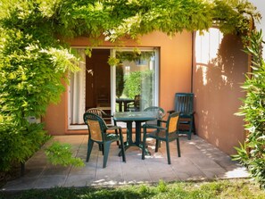 Outdoor dining - Les Mazets by Interhome (Arles)