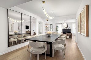 Dining - 2Linkd Suites •6BR Ensuite •Slps17 •Pool&Spa•Gated (Houston)