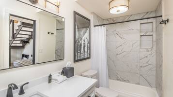 Douche, sèche-cheveux, serviettes fournies