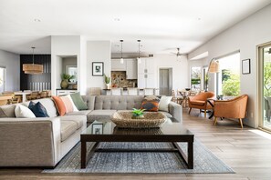 Télévision, cheminée, espaces bureaux