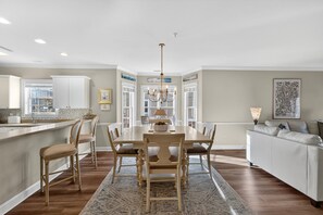 Dining - Modern Magnolia Pointe Condo Steps from the Beach | Magnolia Pointe Luster Leaf 4887-201 (Myrtle Beach)