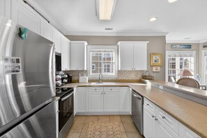 Fridge, microwave, oven, stovetop - Modern Magnolia Pointe Condo Steps from the Beach | Magnolia Pointe Luster Leaf 4887-201 (Myrtle Beach)