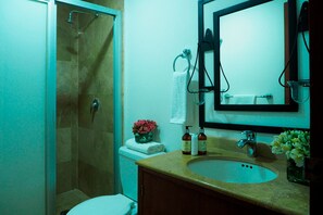 Dusche, Haartrockner, Handtücher, Seife
