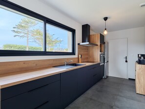 Kühlschrank, Mikrowelle, Geschirrspüler, Kochgeschirr/Geschirr/Besteck