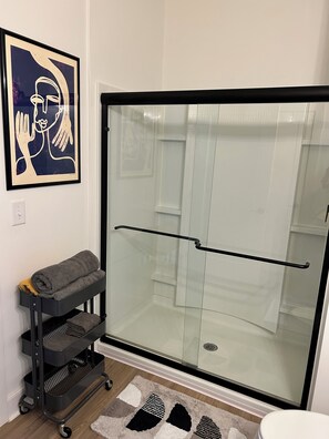 Dusche, Handtücher, Seife, Toilettenpapier