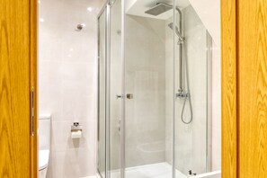 Dusche, Haartrockner, Handtücher, Seife