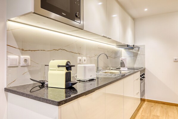 Refrigerador, microondas, horno y parrilla de estufa