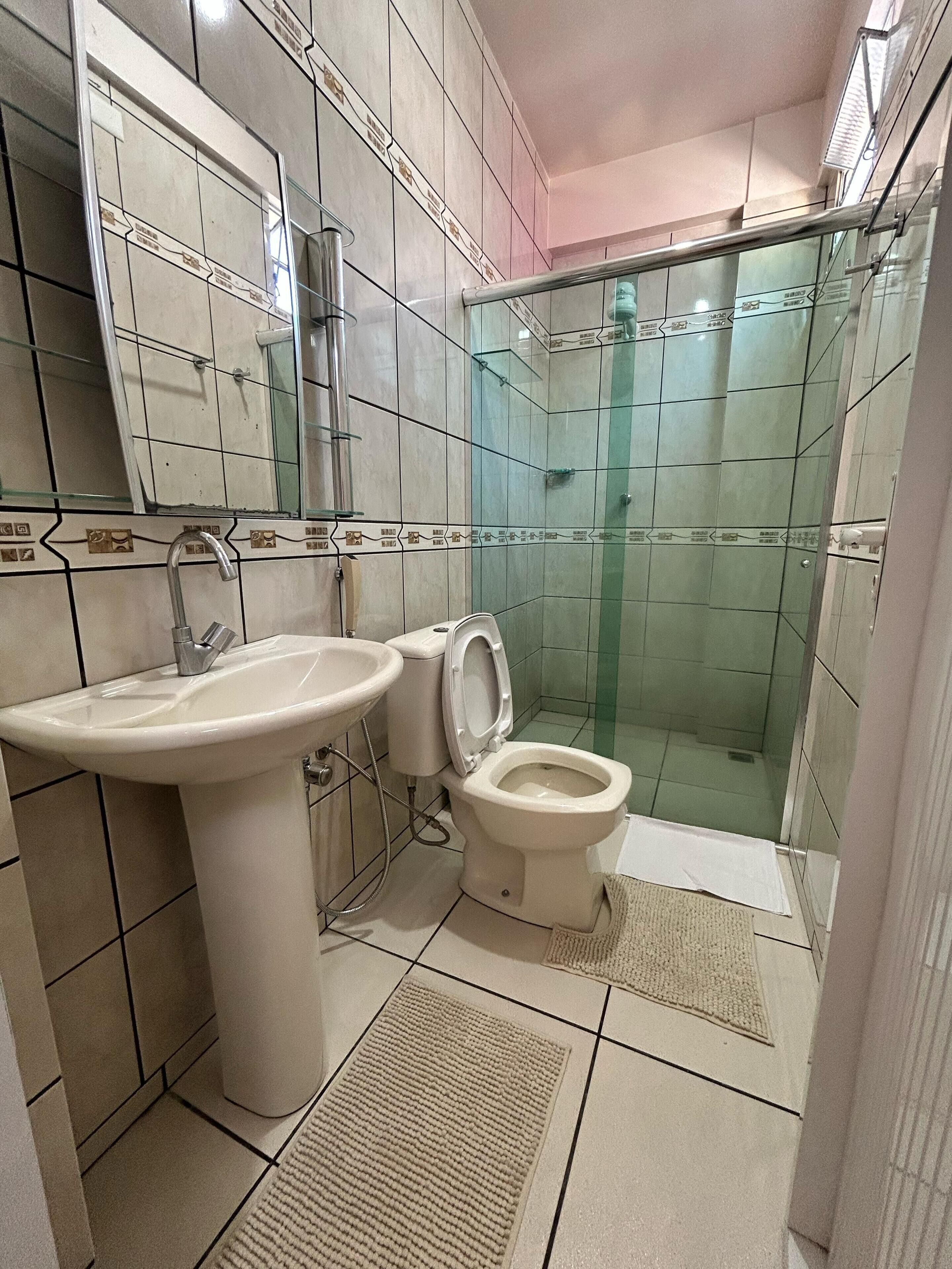 Douche, serviettes fournies, savon, papier toilette