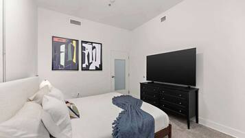 2 bedrooms, iron/ironing board, WiFi