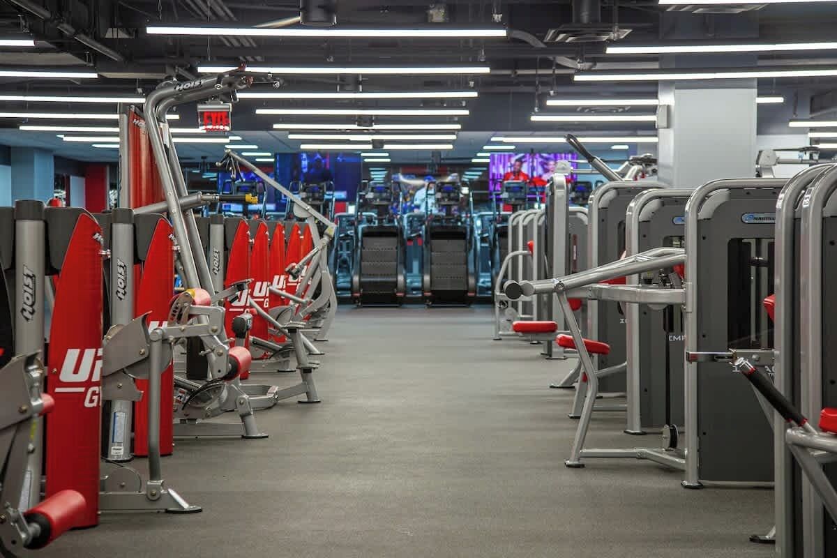 Ett gym med olika träningsmaskiner, inklusive vikter och konditionsutrustning.