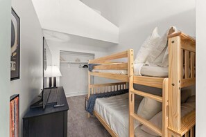 2 bedrooms, iron/ironing board, WiFi