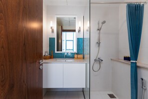Shower, hair dryer, towels