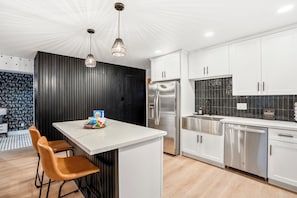 Geladeira, micro-ondas, fogão, cooktop