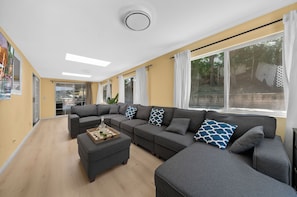 TV - 20% OFF Monthly / Pool, Courts & Luxe Comfort (Diamond Bar)