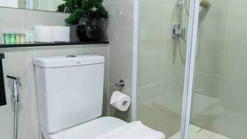 Secadora de cabello, toallas, jabón, shampoo