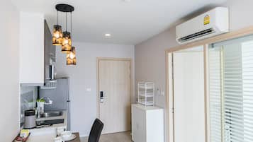 Microwave, stovetop, cookware/dishes/utensils