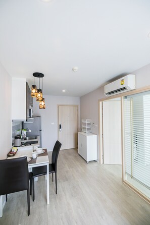 Four à micro-ondes, surface de cuisson, vaisselle et ustensiles