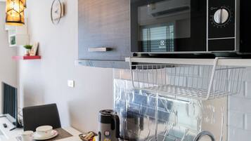 Microwave, stovetop, cookware/dishes/utensils