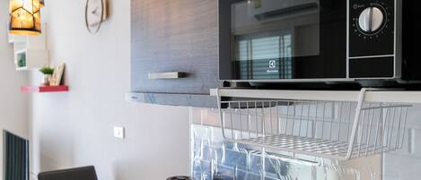 Microwave, stovetop, cookware/dishes/utensils