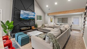 TV, fireplace - Pine Del | 3BR/2BA | Spend Spring in Flagstaff! (Flagstaff)
