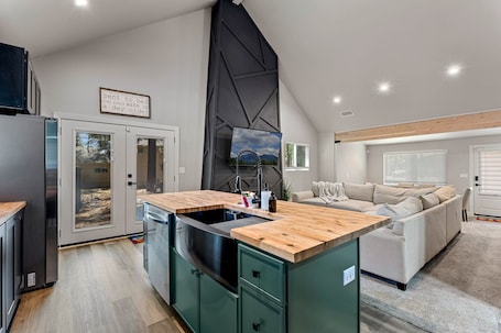 Interior. Pine Del | 3BR/2BA | Spend Spring in Flagstaff!