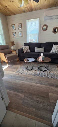 Newly Remodeled Linny's GOTL Cottages Charming 2-bdr bungalow walk to strip/park