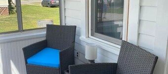 Linny's GOTL Cottages "Lazy Days" Charming 2-bedroom bungalow with AC, GOTL.