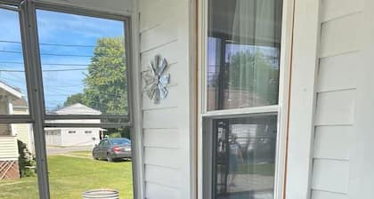 Linny's GOTL Cottages "Lazy Days" Charming 2-bedroom bungalow with AC, GOTL.