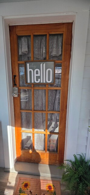 Exterior detail - Newly Remodeled Linny's GOTL Cottages Charming 2-bdr bungalow walk to strip/park (Geneva)